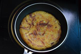 一面煎黄后翻过来煎另一面，煎到金黄色就好