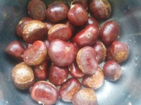 板栗清洗干净，擦干水份！