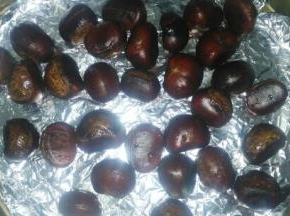 泡好的板栗刷上玉米油。铺在锡纸上。烤箱预热200℃，烤30分钟。