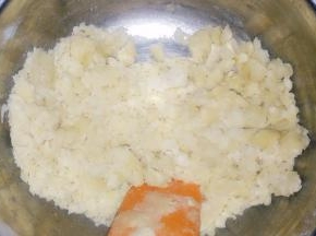 将牛奶酵母水倒入面粉中，倒入玉米油和蛋液，混合均匀。