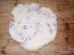 用模具压出形状。