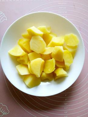 土豆去皮洗净切成块
