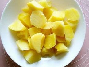 土豆去皮洗净切成块