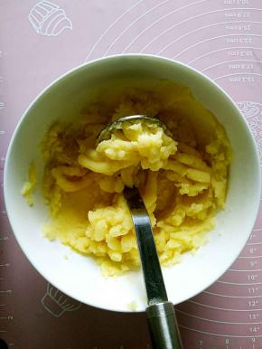 把土豆放在蒸锅中蒸熟后捣成土豆泥