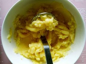 把土豆放在蒸锅中蒸熟后捣成土豆泥