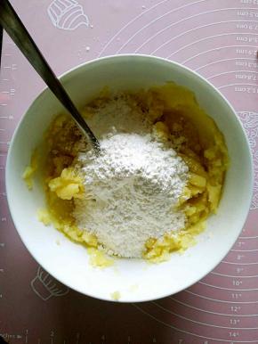 在土豆泥中加入玉米淀粉和盐，玉米淀粉的量大约是土豆泥的三分之一