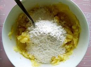 在土豆泥中加入玉米淀粉和盐，玉米淀粉的量大约是土豆泥的三分之一