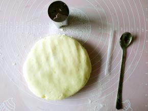 用到的工具有圆形小模具，吸管和一把小勺子。