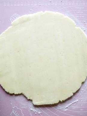 醒好后擀成0.5厘米厚的面片，不要太薄。