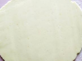 醒好后擀成0.5厘米厚的面片，不要太薄。