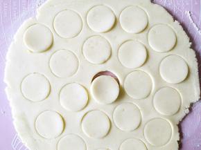 用圆形的小模具压出一个个的小圆饼