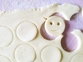 用吸管压出眼睛，用小勺子柄划出嘴巴，有没有很可爱呢？