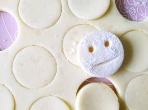 把做好的笑脸依次沾上少许面粉