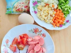 准备好所需食材，蔬菜类要洗净切丁，香肠要切片。