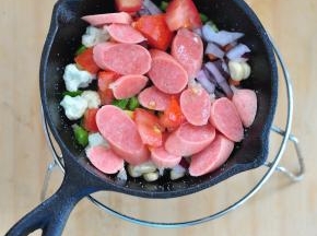 把食材放进铁锅中，洒上少量盐和油，拌匀。烤箱选择蒸烤功能，把铁锅放入烤箱中，180度烹制6分钟。