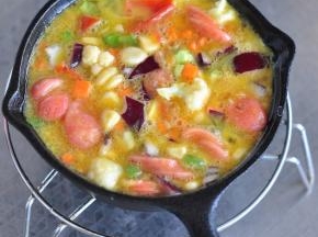 鸡蛋打散，加少许盐，取出铁锅后，将蛋液倒入。