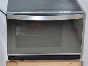 再放回烤箱中，烤箱选择烘烤功能，180度烹制15分钟。