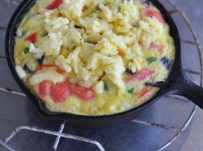 取出铁锅，在顶部摆上马苏里拉奶酪。