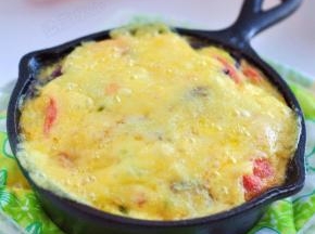 继续放回烤箱中，180度烘烤5-10分钟，直至表面奶酪融化。