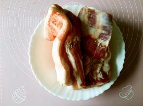 选择层次较多的带皮猪五花肉两块