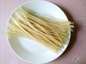 土豆粉条，我们大东北农家自产的纯土豆粉条是这个色（shai）哒，不是很白的那种哦！用凉水泡软。