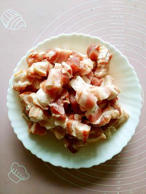 猪五花肉切成大约两厘米宽的稍大的块儿