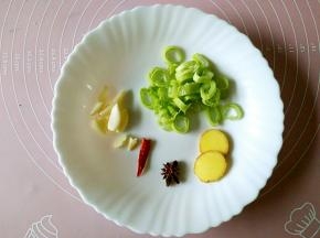 准备葱花，大料，姜片，蒜瓣拍碎，干红辣椒一个。