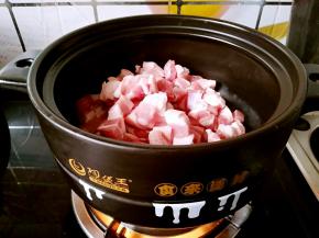 我的爱妃食来运转砂锅登场了，开火之后把肉块放在锅中煸炒。