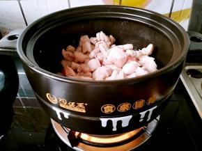 煸炒至变色之后倒入植物油继续炒，没事儿，就放心的这样炒吧，不用心疼它，皮实着呢！