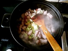 把葱姜蒜，花椒粉大料粒和干红辣椒加进去爆香。