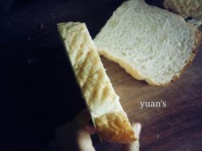 将吐司面包切两指厚的片