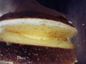 从吐司中间开口，使吐司成口袋状