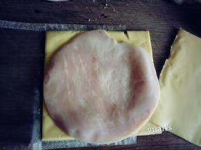 取一片芝士，在放一片火腿