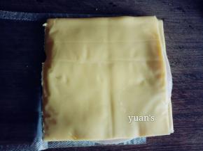 在放一片芝士，火腿夹在只是中间