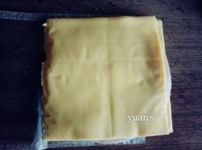 在放一片芝士，火腿夹在只是中间