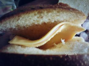 将芝士片放进切开的面包夹层中间