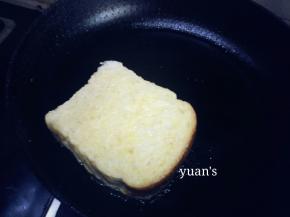 锅内放油，煎30秒左右，表面成金黄色翻面