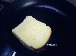 锅内放油，煎30秒左右，表面成金黄色翻面