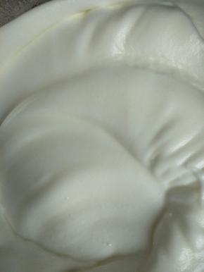 蛋白打到慢慢提起打蛋头呈弯勾状