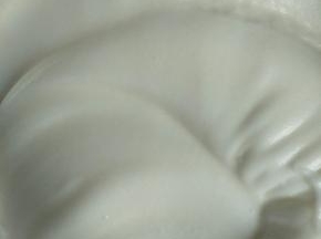 蛋白打到慢慢提起打蛋头呈弯勾状