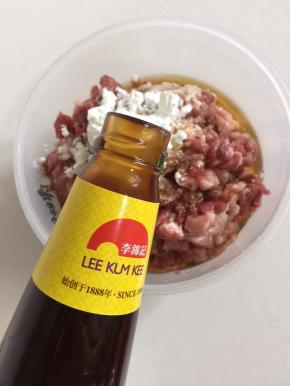 肉末中加入料酒，玉米淀粉，生抽，香油，李锦记蚝油！