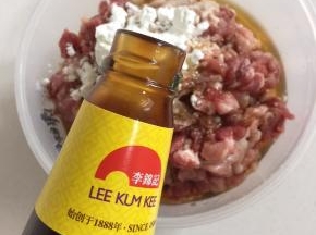 肉末中加入料酒，玉米淀粉，生抽，香油，李锦记蚝油！