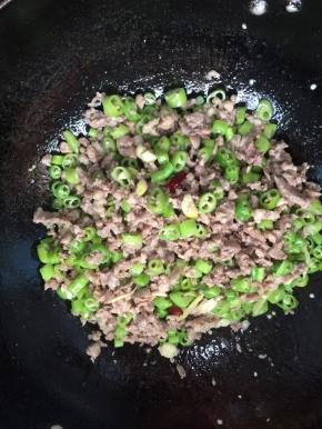 放入刚刚爆炒好的肉末翻炒片刻！
