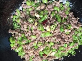 放入刚刚爆炒好的肉末翻炒片刻！