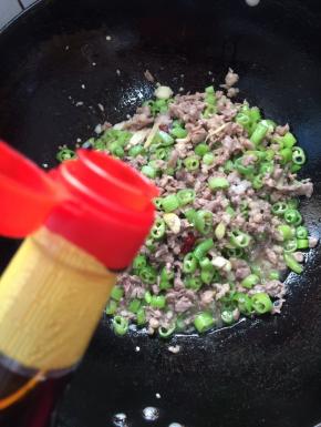 加入一勺红烧酱油翻炒均匀！