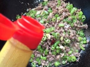 加入一勺红烧酱油翻炒均匀！