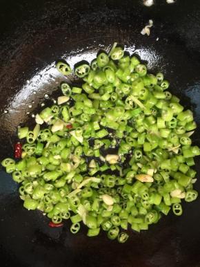 倒入切好的尖椒圈翻炒均匀！