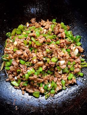 起锅前加入适量的鸡粉调味即可！