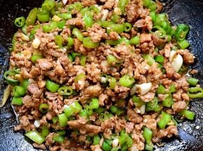 起锅前加入适量的鸡粉调味即可！