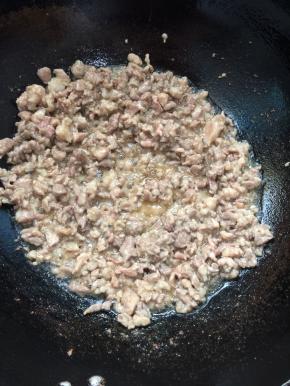 锅烧热倒入适量的油，放入腌制好的肉末，大火爆炒至肉末变色即可盛出备用！